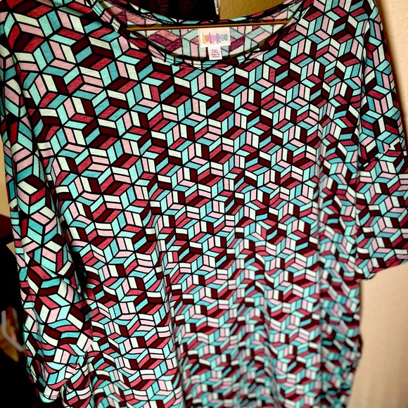 LuLaRoe Tops - Lula Roe Women’s Geometric Tunic Top (2XL)